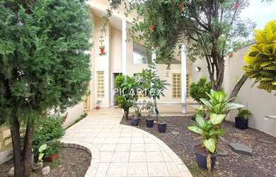 Imagem: A casa possui 4 Dormitórios, 2 Banheiros, 2 Vagas na garagem