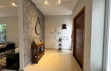 Imagem: A casa em condomínio possui 5 Dormitórios, 5 Banheiros, 2