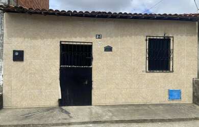 Imagem: A casa possui 2 Dormitórios, 1 Banheiro e está localizado