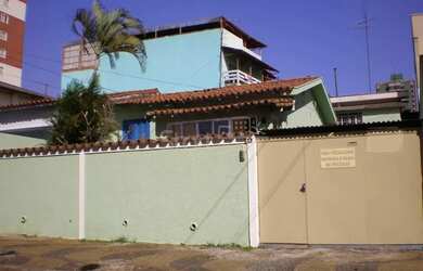 Imagem: A casa possui 2 Dormitórios, 1 Banheiro, 3 Vagas na garagem