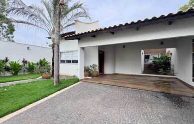 Imagem: A casa possui 3 Dormitórios, 4 Banheiros, 4 Vagas na garagem