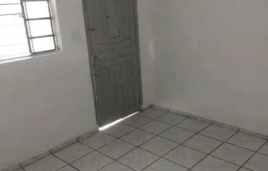 Imagem: A casa possui 1 Dormitório, 1 Banheiro, 1 Vaga na garagem