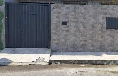 Imagem: A casa possui 3 Dormitórios, 2 Banheiros, 2 Vagas na garagem