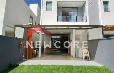 Imagem: A casa possui 3 Dormitórios, 3 Banheiros, 2 Vagas na garagem