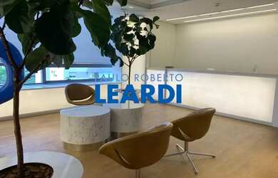 Imagem: O depósito possui 2 Vagas na garagem, 500m² de Área e está