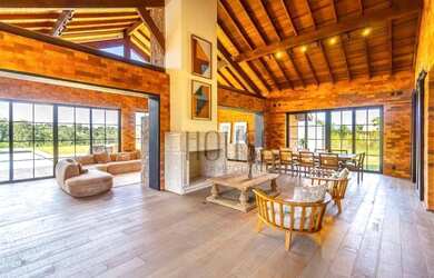 Imagem: A casa em condomínio possui 5 Dormitórios, 5 Banheiros, 664m²