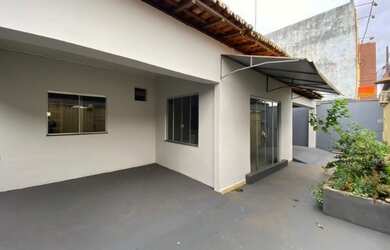 Imagem: A casa possui 5 Dormitórios, 4 Banheiros, 2 Vagas na garagem