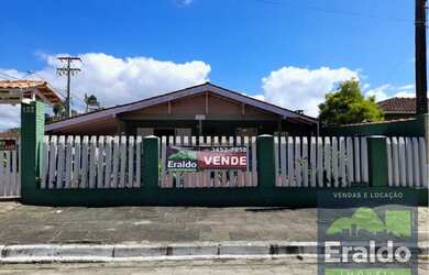 Imagem: A casa possui 3 Dormitórios, 2 Banheiros, 3 Vagas na garagem