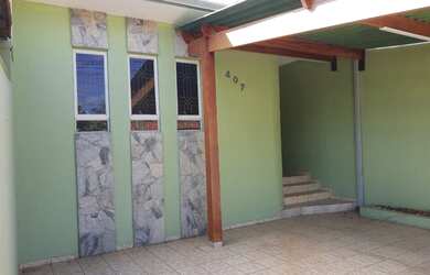 Imagem: A casa possui 2 Dormitórios, 2 Banheiros, 2 Vagas na garagem