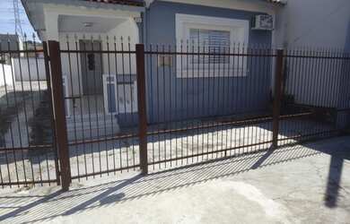 Imagem: A casa possui 3 Dormitórios, 2 Banheiros, 5 Vagas na garagem