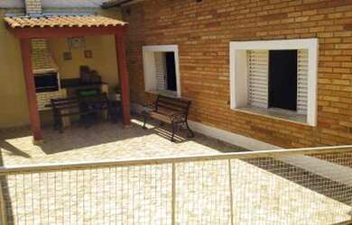 Imagem: A casa possui 3 Dormitórios, 2 Banheiros, 2 Vagas na garagem