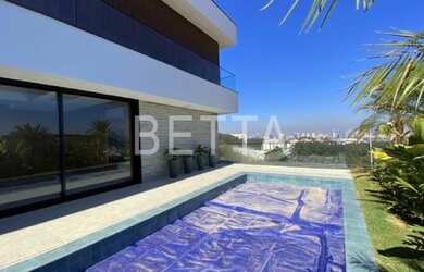 Imagem: A casa em condomínio possui 4 Dormitórios, 4 Banheiros, 4