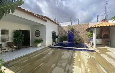 Imagem: A casa possui 3 Dormitórios, 2 Banheiros, 3 Vagas na garagem