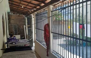 Imagem: A casa possui 3 Dormitórios, 1 Banheiro, 206m² de Área e