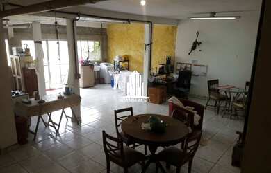 Imagem: A casa possui 3 Dormitórios, 5 Banheiros, 4 Vagas na garagem