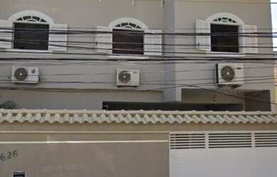 Imagem: A casa possui 3 Dormitórios, 3 Banheiros, 2 Vagas na garagem