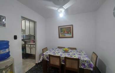 Imagem: A casa possui 3 Dormitórios, 1 Banheiro, 1 Vaga na garagem