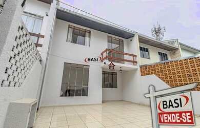 Imagem: A casa possui 3 Dormitórios, 2 Banheiros, 2 Vagas na garagem