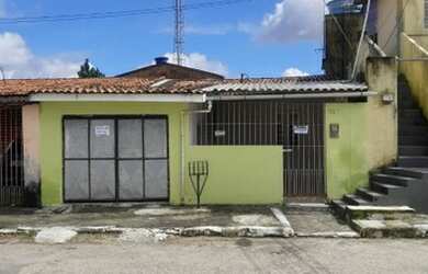 Imagem: A casa possui 2 Dormitórios, 1 Banheiro e 1 Vaga na garagem