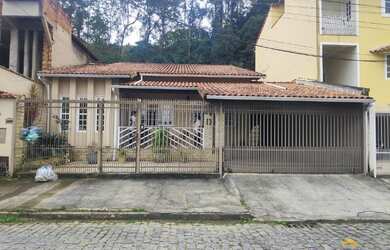 Imagem: A casa possui 4 Dormitórios, 3 Banheiros, 3 Vagas na garagem