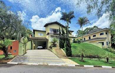 Imagem: A casa possui 4 Dormitórios, 5 Banheiros, 5 Vagas na garagem