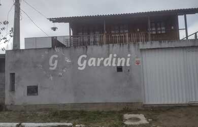 Imagem: A casa possui 3 Dormitórios, 2 Banheiros, 1 Vaga na garagem