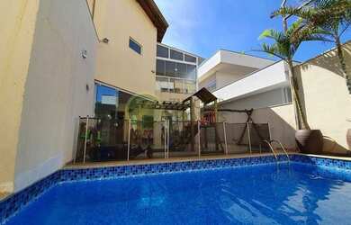 Imagem: A casa possui 4 Dormitórios, 5 Banheiros, 2 Vagas na garagem