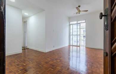 Imagem: O apartamento possui 2 Dormitórios, 1 Banheiro, 1 Vaga na garagem