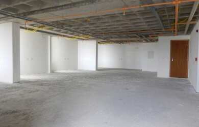 Imagem: O depósito possui 5 Vagas na garagem e 205m² de Área e está