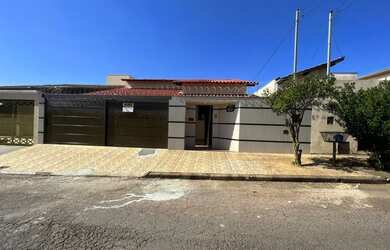 Imagem: A casa possui 4 Dormitórios, 2 Banheiros, 10m² de Área e