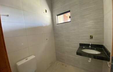 Imagem: A casa possui 3 Dormitórios, 2 Banheiros, 2 Vagas na garagem