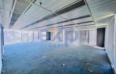 Imagem: O depósito possui 4 Vagas na garagem e 170m² de Área e está