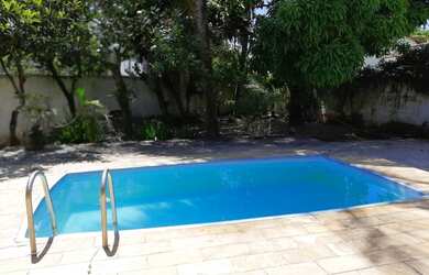 Imagem: A casa possui 2 Dormitórios, 1 Banheiro, 2 Vagas na garagem