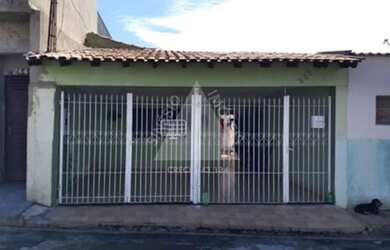 Imagem: A casa possui 3 Dormitórios, 2 Banheiros, 2 Vagas na garagem