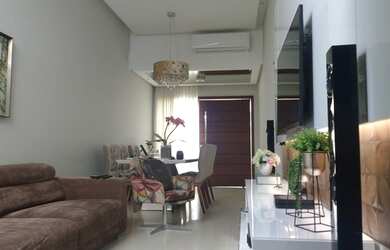 Imagem: A casa em condomínio possui 3 Dormitórios, 1 Banheiro, 2 Vagas