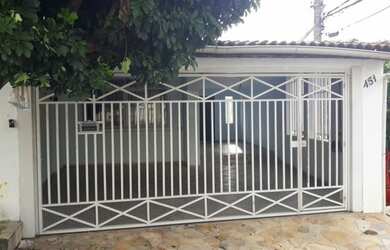 Imagem: A casa possui 4 Dormitórios, 3 Banheiros, 3 Vagas na garagem