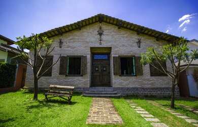 Imagem: A casa em condomínio possui 4 Dormitórios, 1 Banheiro, 4 Vagas