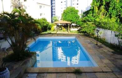 Imagem: A casa possui 5 Dormitórios, 5 Banheiros, 4 Vagas na garagem