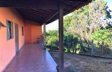 Imagem: A casa possui 2 Dormitórios, 2 Banheiros, 3 Vagas na garagem