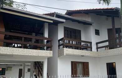 Imagem: A casa possui 5 Dormitórios, 4 Banheiros, 4 Vagas na garagem