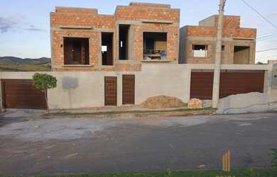 Imagem: A casa possui 3 Dormitórios, 2 Banheiros, 2 Vagas na garagem