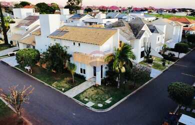 Imagem: A casa possui 4 Dormitórios, 5 Banheiros, 2 Vagas na garagem