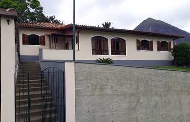 Imagem: A casa possui 5 Dormitórios, 4 Banheiros, 4 Vagas na garagem