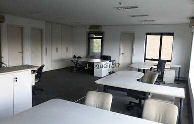 Imagem: O depósito possui 3 Vagas na garagem, 68m² de Área e está