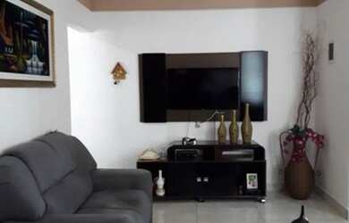 Imagem: A casa possui 3 Dormitórios, 2 Banheiros, 2 Vagas na garagem