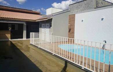 Imagem: A casa possui 2 Dormitórios, 2 Banheiros, 2 Vagas na garagem