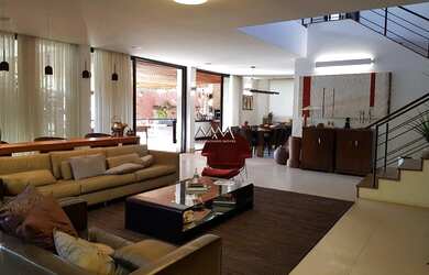 Imagem: A casa possui 4 Dormitórios, 5 Banheiros, 4 Vagas na garagem