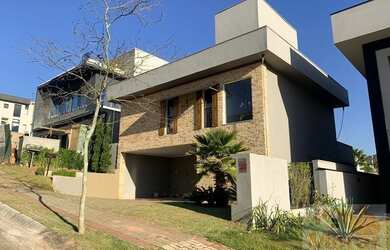 Imagem: A casa em condomínio possui 3 Dormitórios, 4 Banheiros, 2