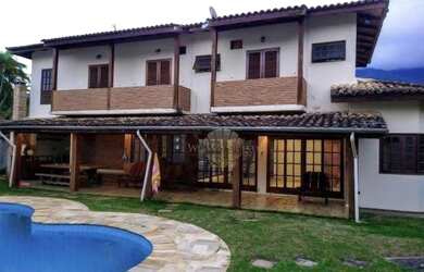 Imagem: A casa possui 4 Dormitórios, 2 Banheiros, 4 Vagas na garagem