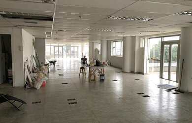 Imagem: O depósito possui 5 Vagas na garagem, 513m² de Área e está